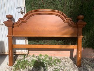 Cabecero de madera marrón