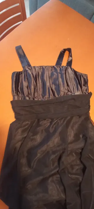 Vestido negro con tirantes y falda de tul