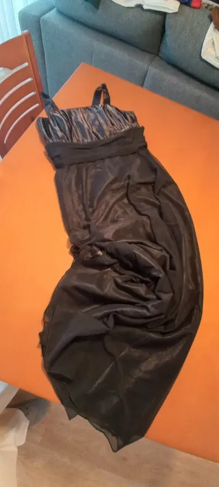 Vestido negro con tirantes y falda de tul