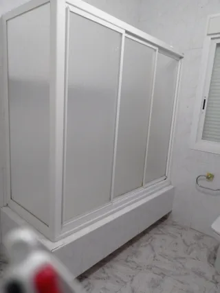 Mampara de bañera en L. Aluminio y acrílico.