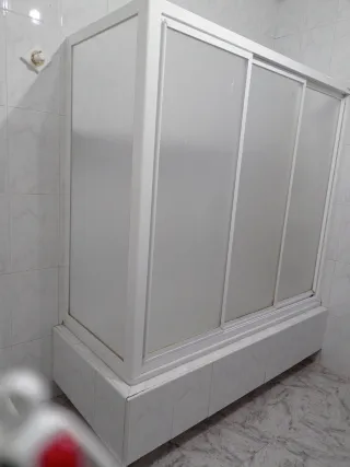 Mampara de bañera en L. Aluminio y acrílico.