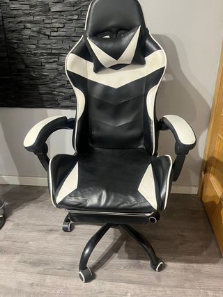 Silla gamer negra y blanca