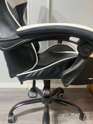 Silla gamer negra y blanca