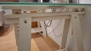 Tavolo da scrivania, piano in vetro temperato con cavalletti