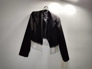 Chaqueta corta negra con flecos plateados