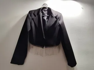 Chaqueta corta negra con flecos plateados