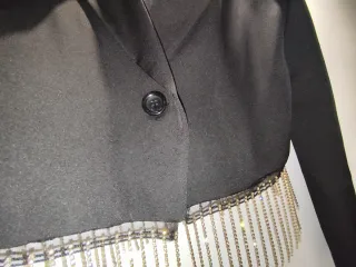 Chaqueta corta negra con flecos plateados