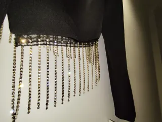 Chaqueta corta negra con flecos plateados