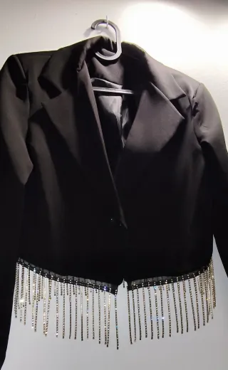 Chaqueta corta negra con flecos plateados