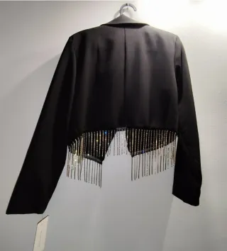 Chaqueta corta negra con flecos plateados
