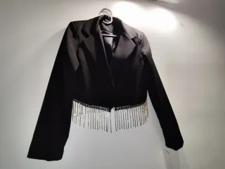 Chaqueta corta negra con flecos plateados
