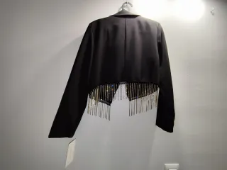 Chaqueta corta negra con flecos plateados