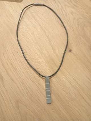 Colgante Lotus Cuero Negro y Plata