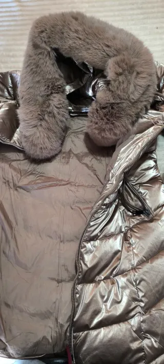 Cazadora champán con capucha de pelo