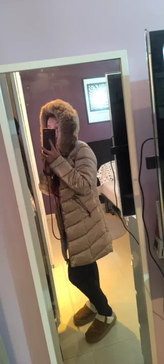 Cazadora champán con capucha de pelo