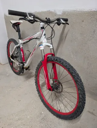 Bicicleta Specialized Montaña Blanca/Roja