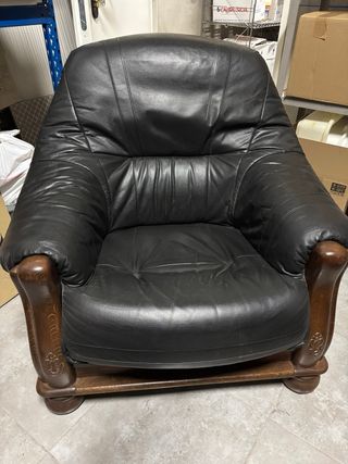 Sofá de piel negro y sillones