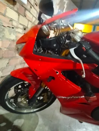 Triumph Daytona 675 Roja