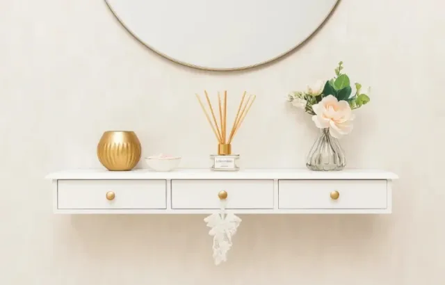 Consola recibidor moderna blanca y dorada