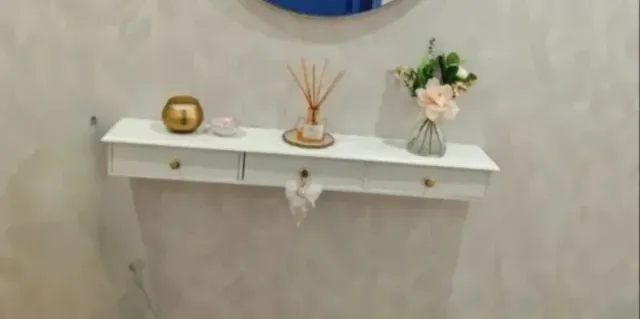 Consola recibidor moderna blanca y dorada