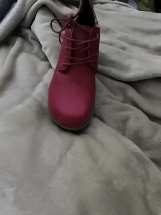 Zapatos de mujer rojos con cordones