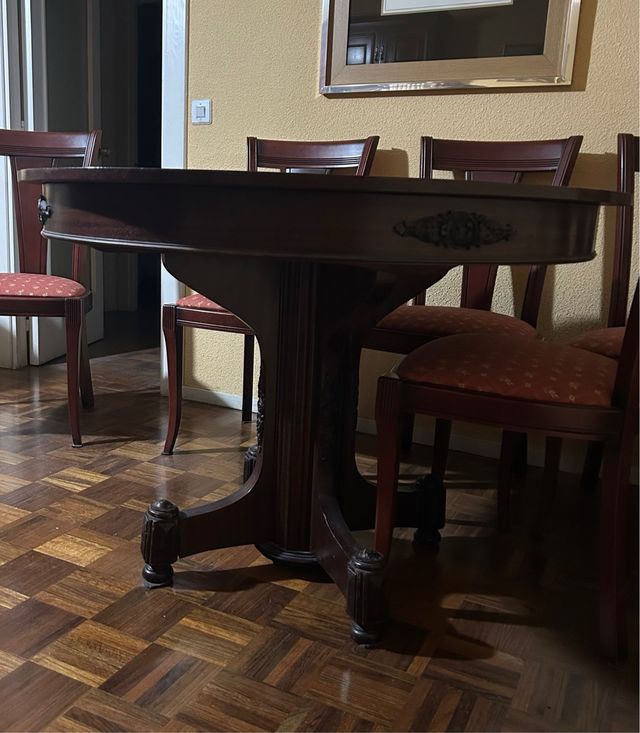 Mesa redonda de comedor de madera