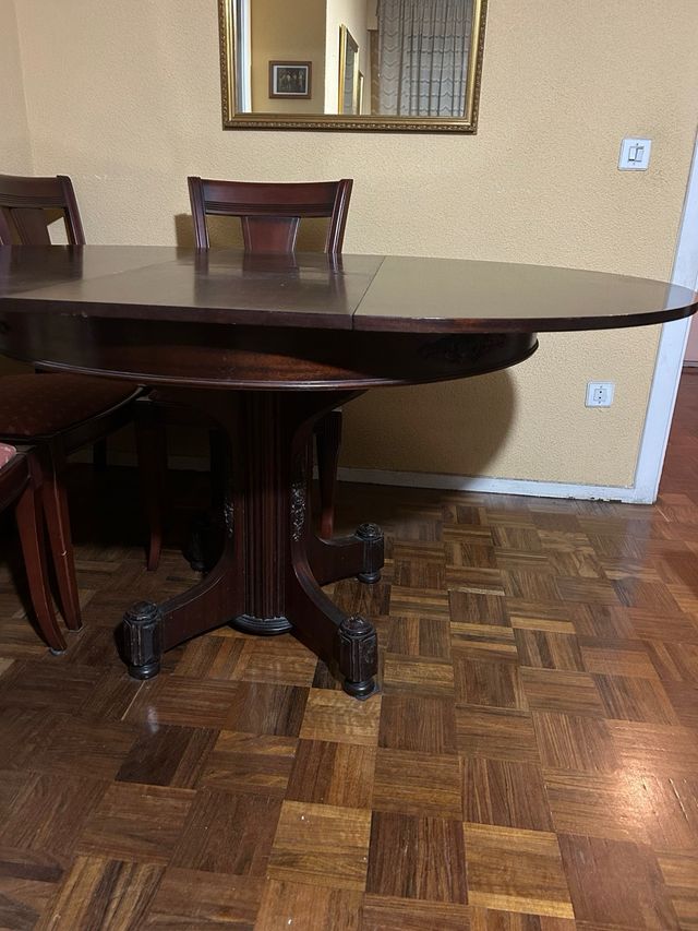 Mesa redonda de comedor de madera