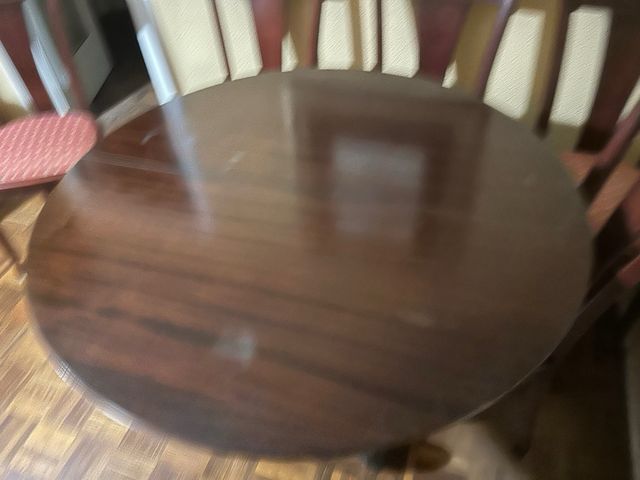 Mesa redonda de comedor de madera