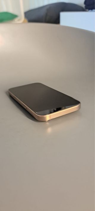 iPhone 16 Pro 256GB Titanio Dorado/Plateado.