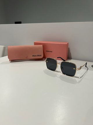 Occhiali da sole Miu Miu neri e dorati