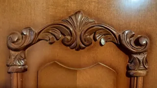 Dormitorio con armario de madera maciza