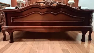 Dormitorio con armario de madera maciza