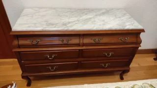 Dormitorio con armario de madera maciza