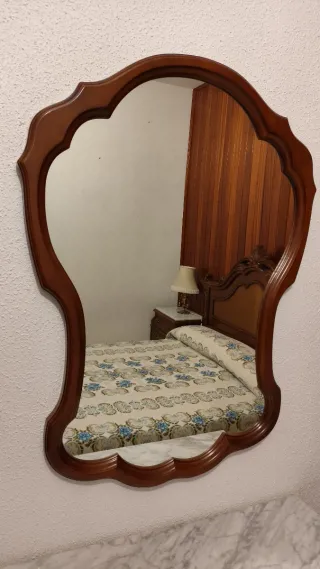 Dormitorio con armario de madera maciza