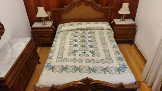 Dormitorio con armario de madera maciza