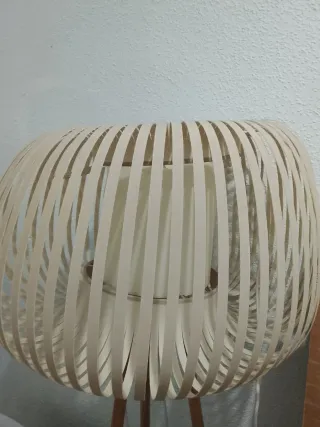 Lámpara de pie y de mesa, madera y plástico.