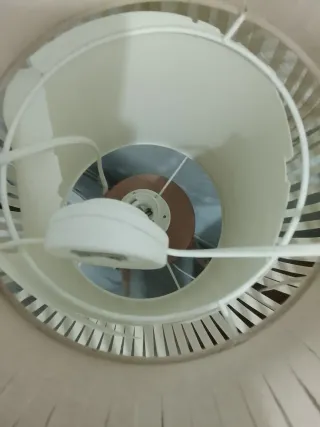 Lámpara de pie y de mesa, madera y plástico.