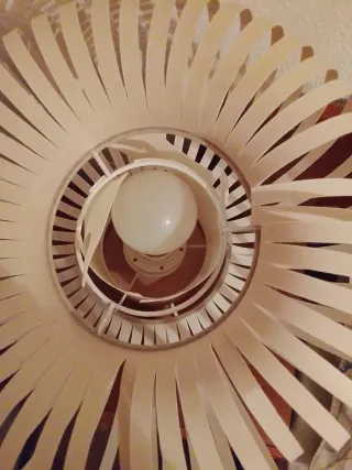 Lámpara de pie y de mesa, madera y plástico.