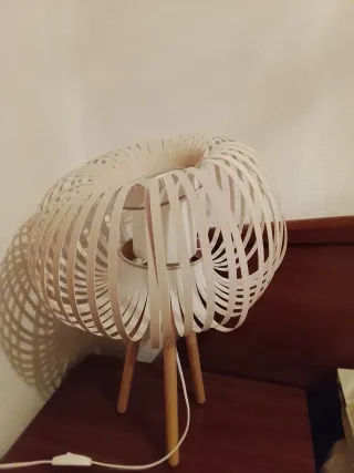 Lámpara de pie y de mesa, madera y plástico.