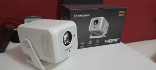 Projetor Magcubic Branco e Preto