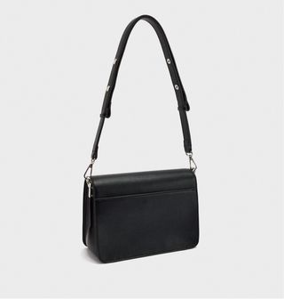 Bolso bandolera negro con solapa