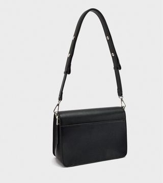 Bolso bandolera negro con solapa