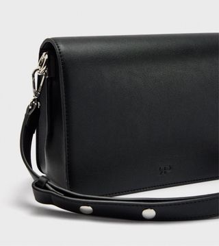 Bolso bandolera negro con solapa