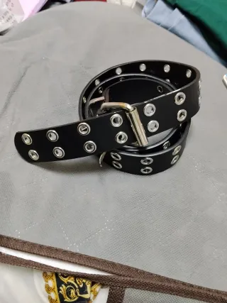 Cinturón negro con hebilla plateada