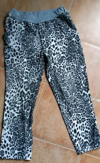 Pantalones negros y de leopardo