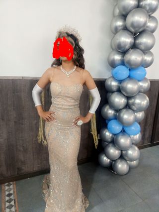 Vestido de boda gitana beige y plateado