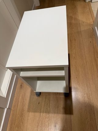 Mesita de noche blanca con ruedas