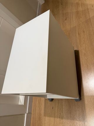 Mesita de noche blanca con ruedas