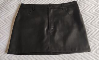 Falda polipiel negra bolsillos Talla S