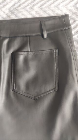 Falda polipiel negra bolsillos Talla S